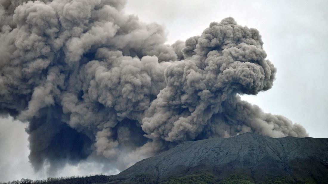インドネシアのマラピ火山が噴火、登山者１１人死亡